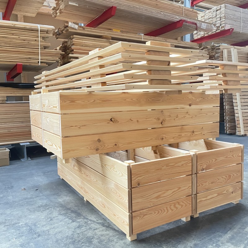Hochbeet ohne Sichtschutz, aus Sibirischer Lärche, mit Abdeckleiste, fertig montiert.